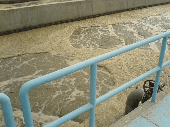 曝氣池污水處理難？中聯(lián)邦水處理消泡劑來出擊