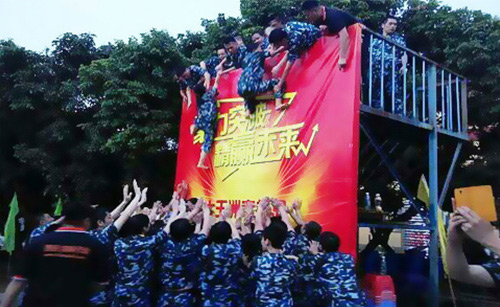 推廣精英徒手攀爬畢業(yè)墻 推廣精英徒手攀爬畢業(yè)墻