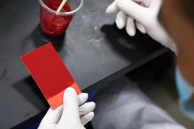 李工正在實驗中